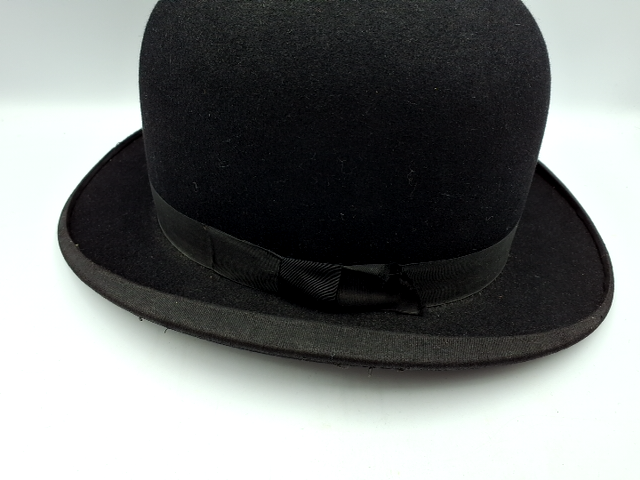 Sort Bowlerhat i æske fra Magasin